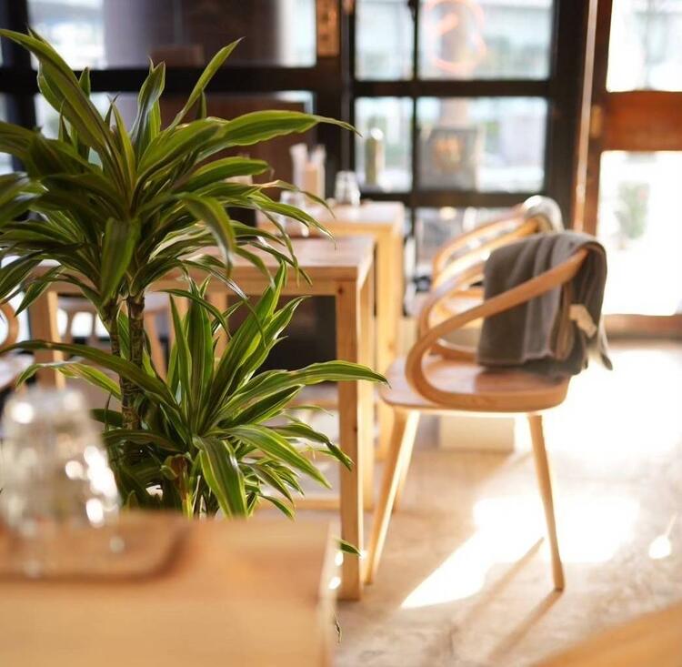 店内は光がさして気持ちよく働けます！