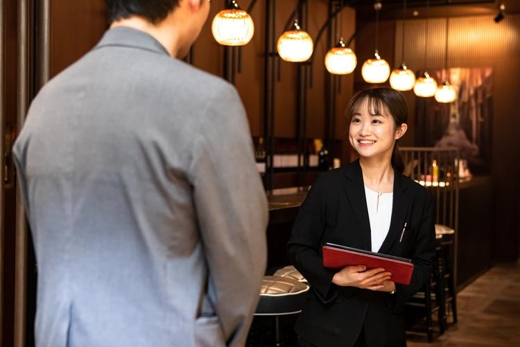 ラグジュアリーでスタイリッシュな内装