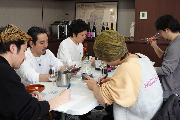 真剣ワイン会議中