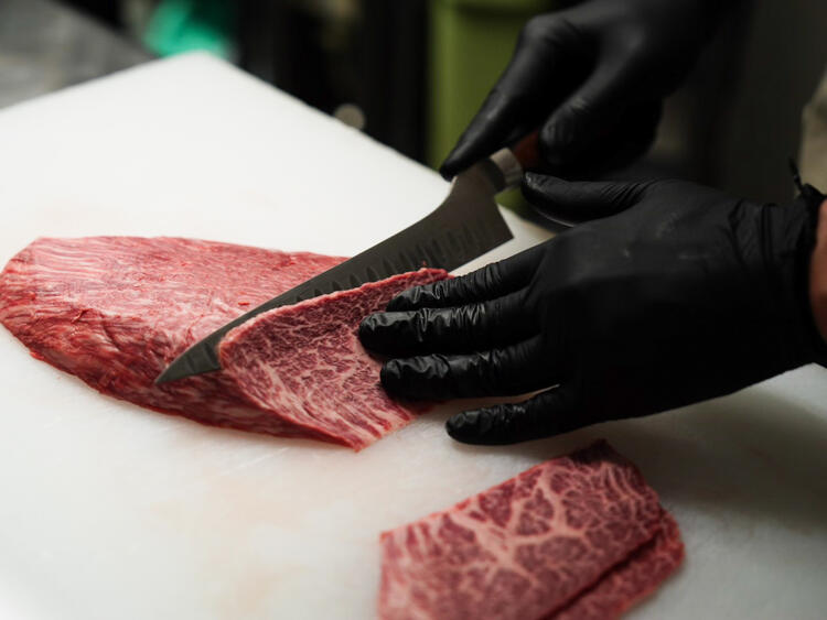 こだわりの精度で切り出す赤身