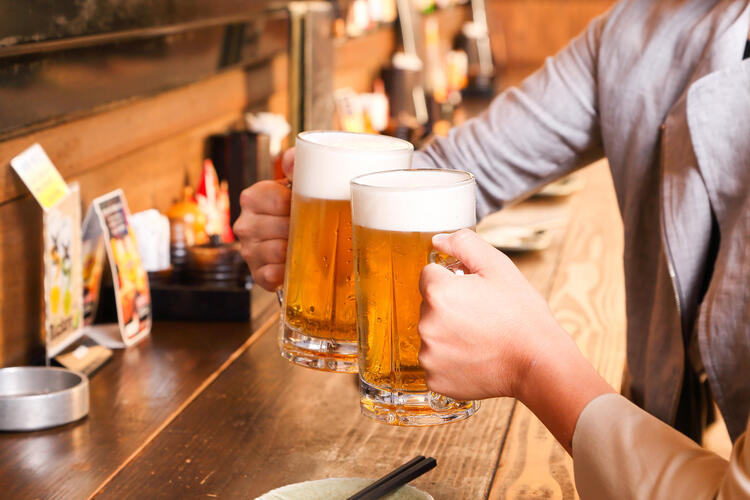 夜はアルコールも提供します※フリー画像