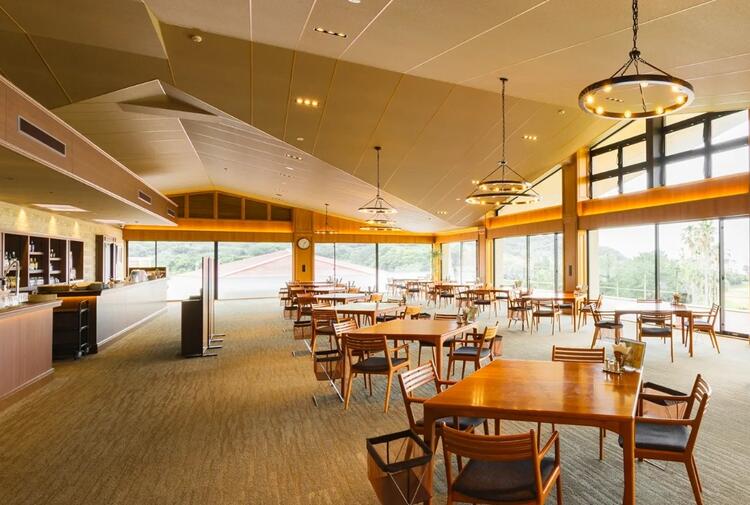 海を一望できる開放的なレストラン◎