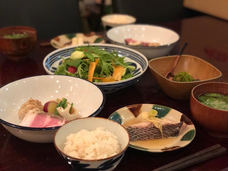 店内はＵ字のカウンター席が特徴◎