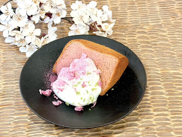 自家製の桜タルトや季節のスイーツが人気