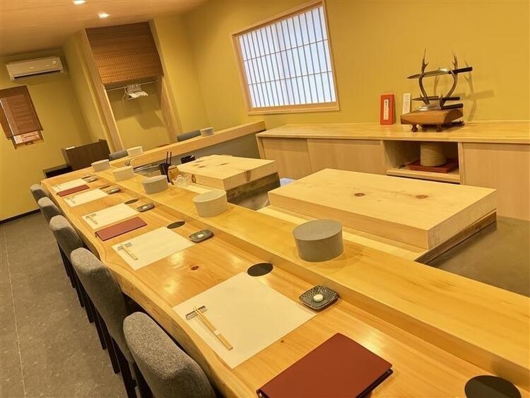 お客様と距離が近いカウンター8席