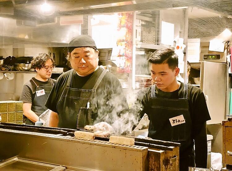 オープンキッチンで接客も学べる