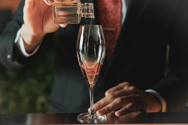 バーカウンターでのカクテルメイク