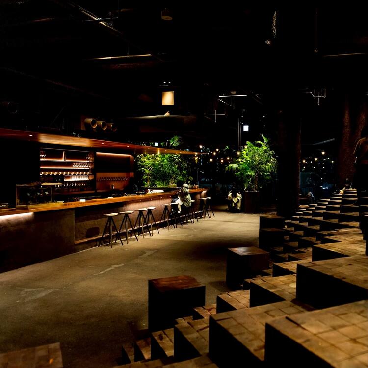 象徴的な階段のある店内