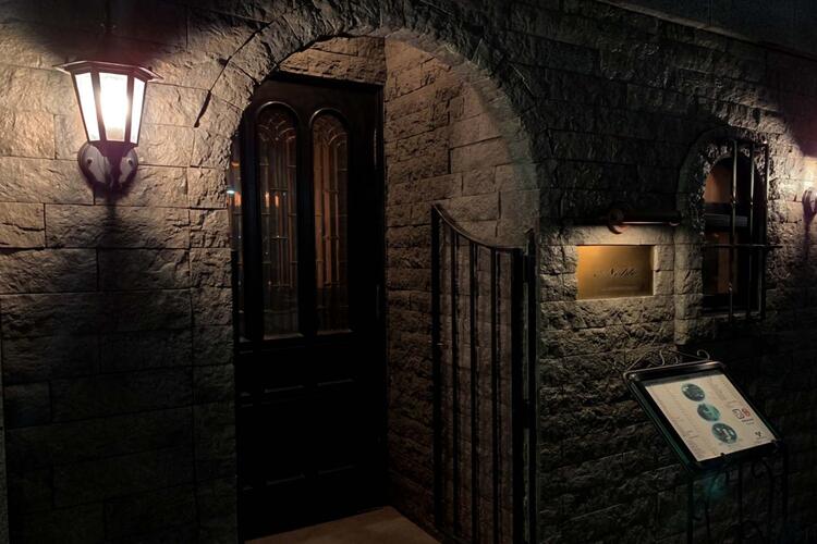 関内駅から5分の路地裏にひっそりと佇む。