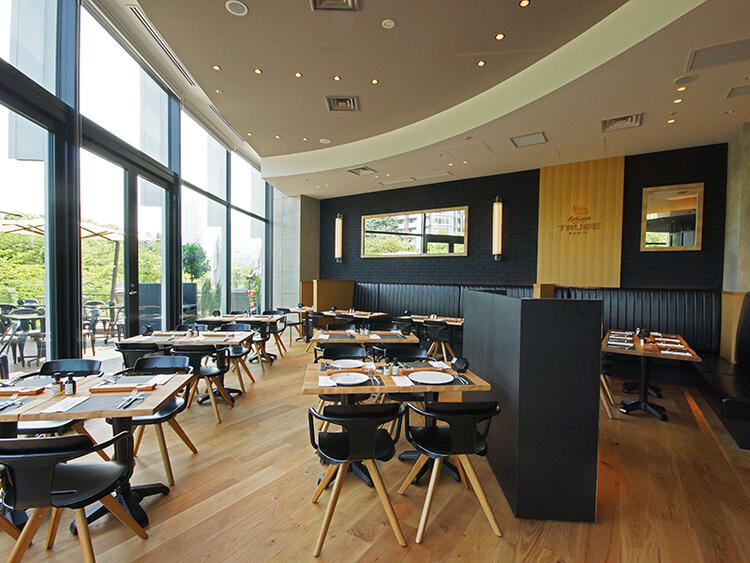 広々した店内！桜の見えるテラス席もあり！