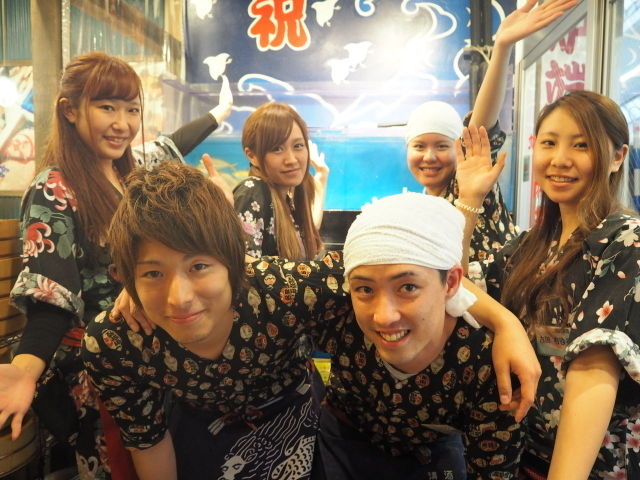 明るい仲間と声をかけ合う職場