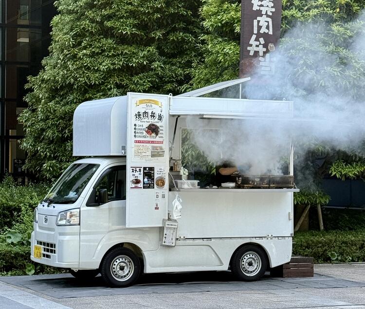 キッチンカーで炭火焼肉弁当を販売★
