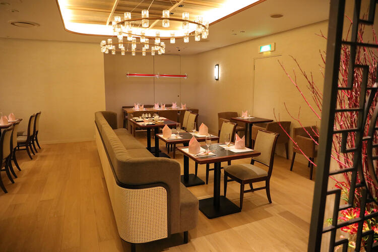 エレガントなシャンデリアが照らすホール席