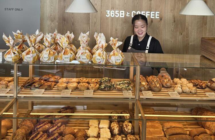 ショーケースに並ぶ多種多様なパン