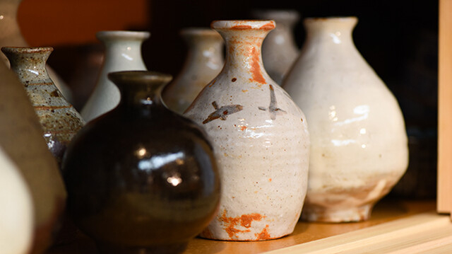 酒器などの陶器や磁器は、著名の作家の作品