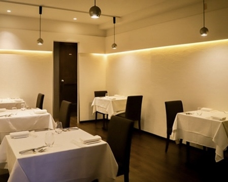 個室とテーブルあわせて16席