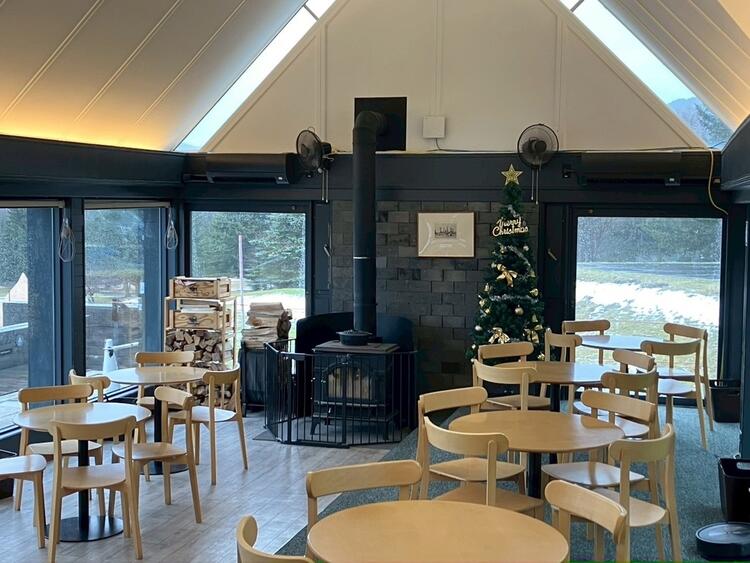 広々天井の高い店内