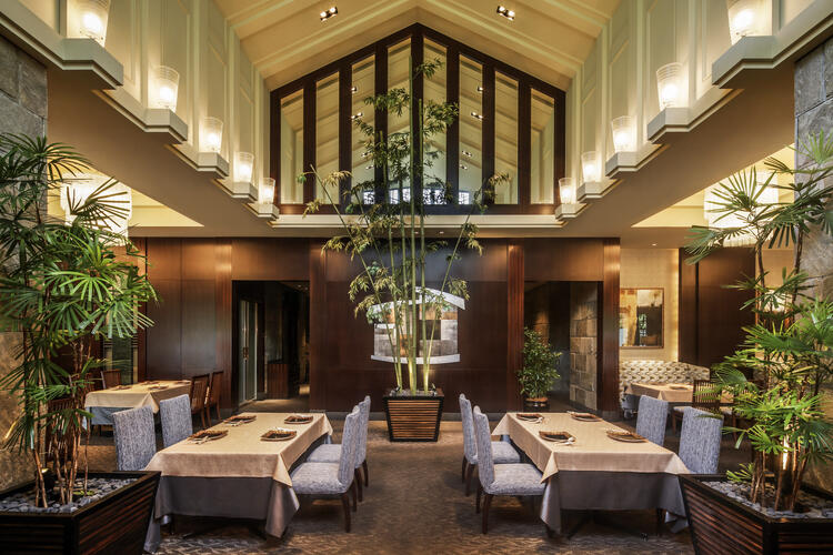 モダンでエキゾチックな雰囲気の店内