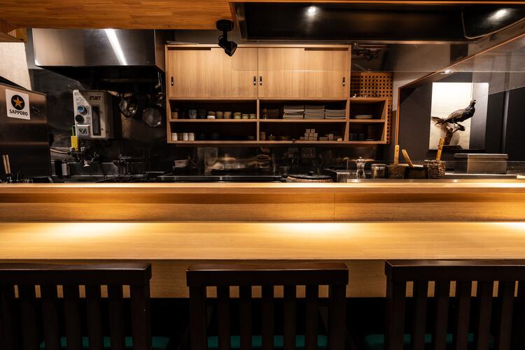 カウンターメインの落ち着いた空間