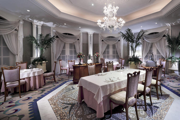 上質空間のフレンチレストラン