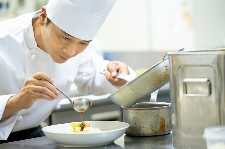 歴史あるホテルで調理スキルを磨けます！