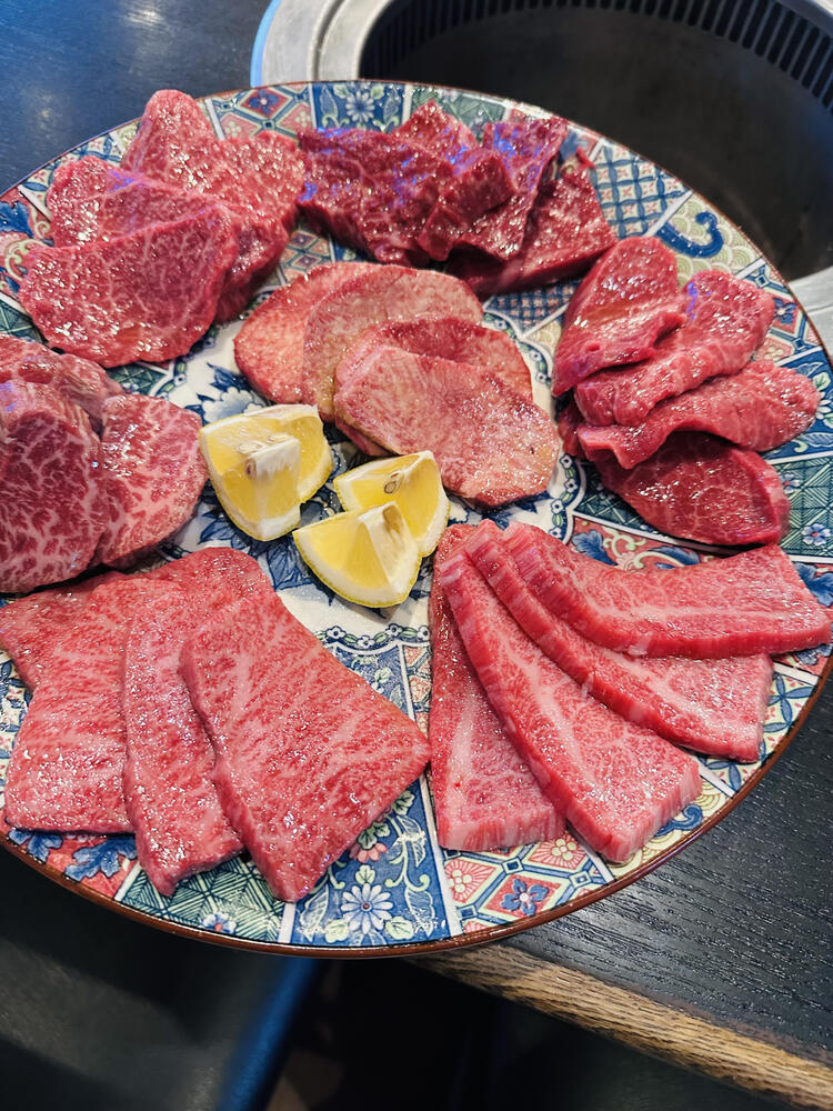 炭火で味わう本格焼肉店