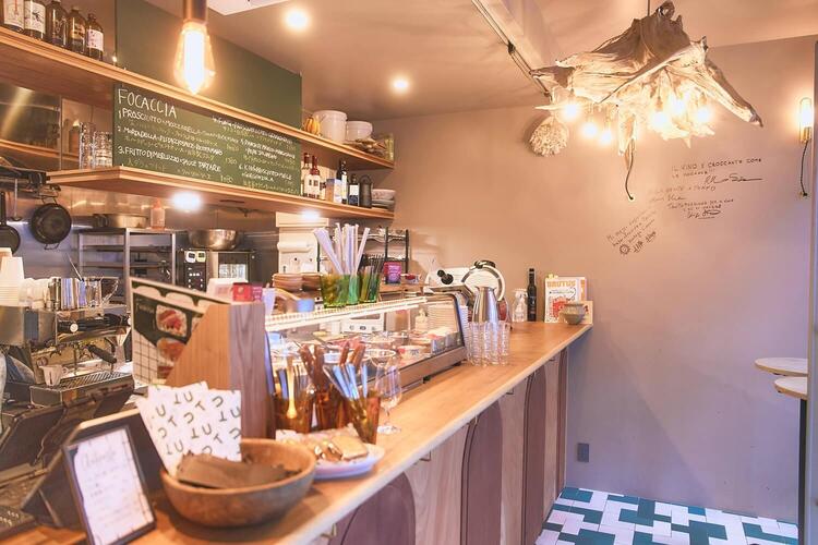 昼も夜も気軽に寄れる街のイタリアンバール