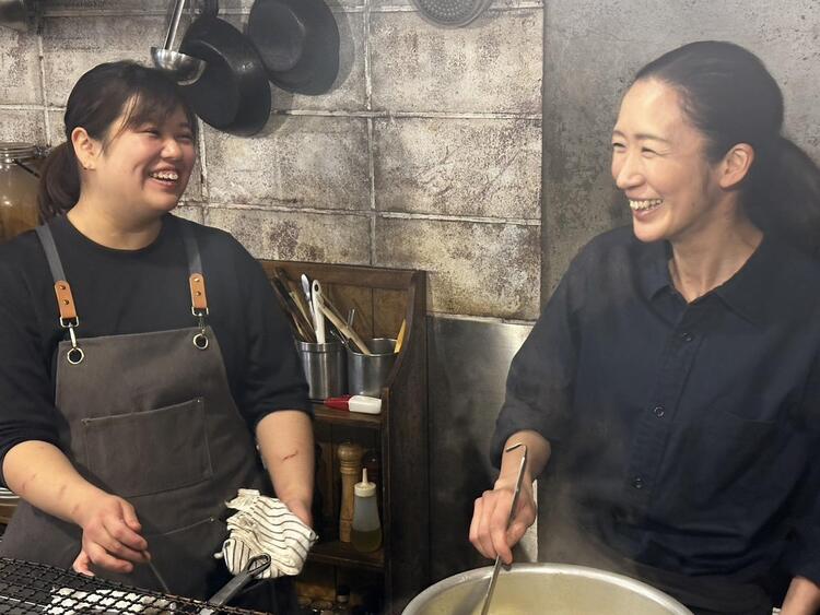 当社初の女性シェフ（右）が腕を振るいます