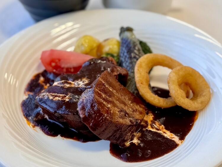 定食や丼ものなど多様なメニューをご提供