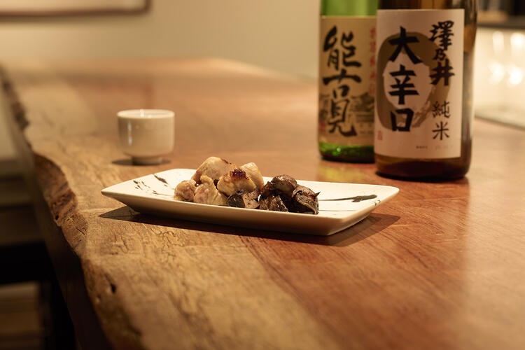 酒の肴の焼鳥と銘酒の数々