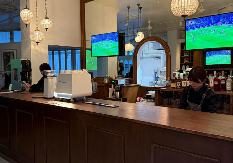 夜は照明を落とし、落ち着いた雰囲気に