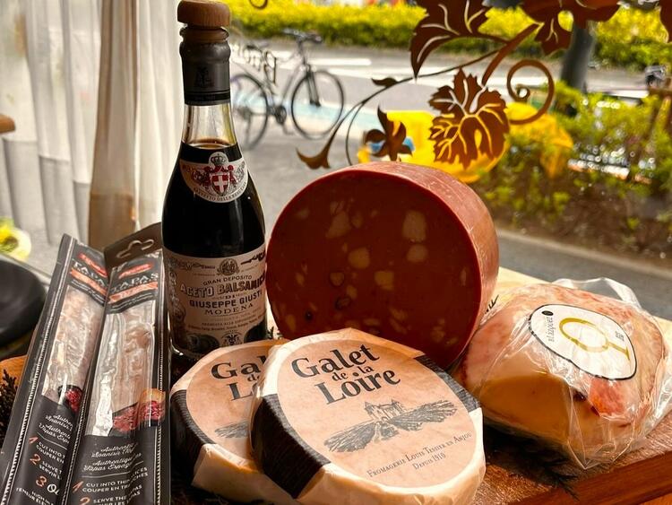 国内外から集まる高級食材に触れられます♪