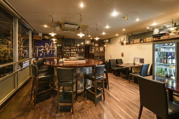 U字カウンターでお客様と楽しくおしゃべり