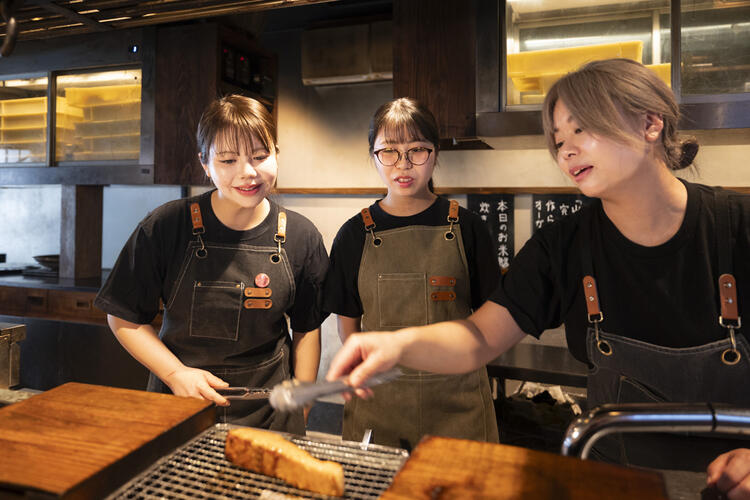 炭火の扱い方も覚えられる！