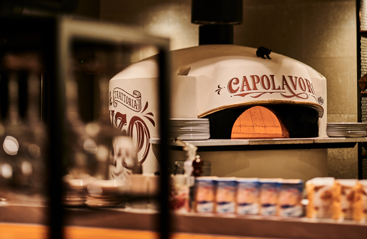 イタリアから取り寄せたピザ窯