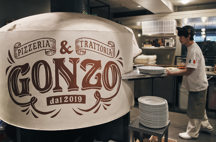 イタリアから取り寄せたピザ窯