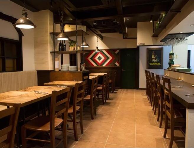 木の温もりを感じさせる洗練された空間