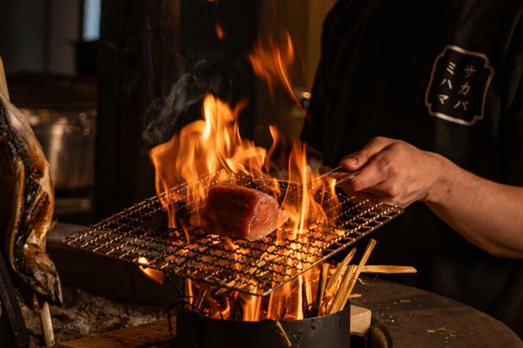 お客さんの目の前で仕上げる藁焼き