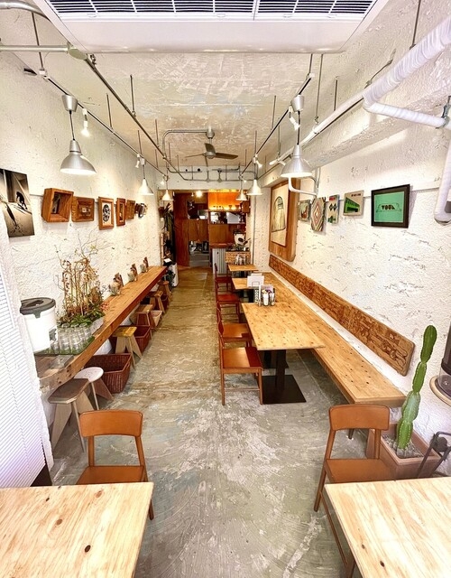 アートに囲まれたお洒落な空間