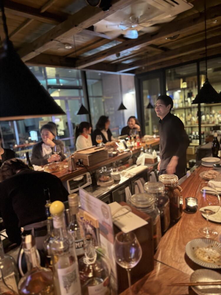 Uの字で囲われたカウンター席