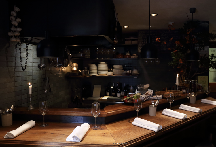 カウンター6席のお店です