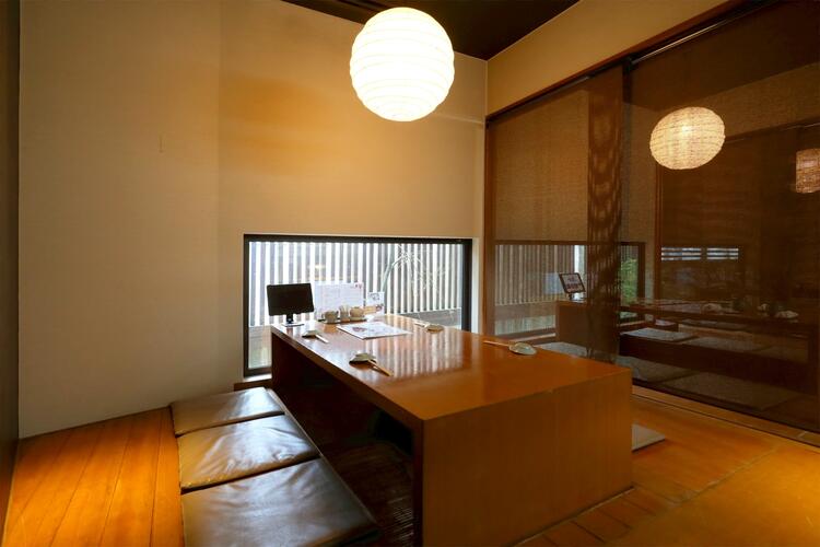 落ち着いた大人の雰囲気の店内