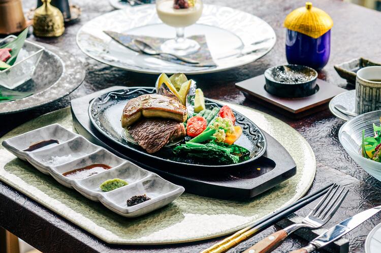 鉄板焼き以外の料理も学べます。