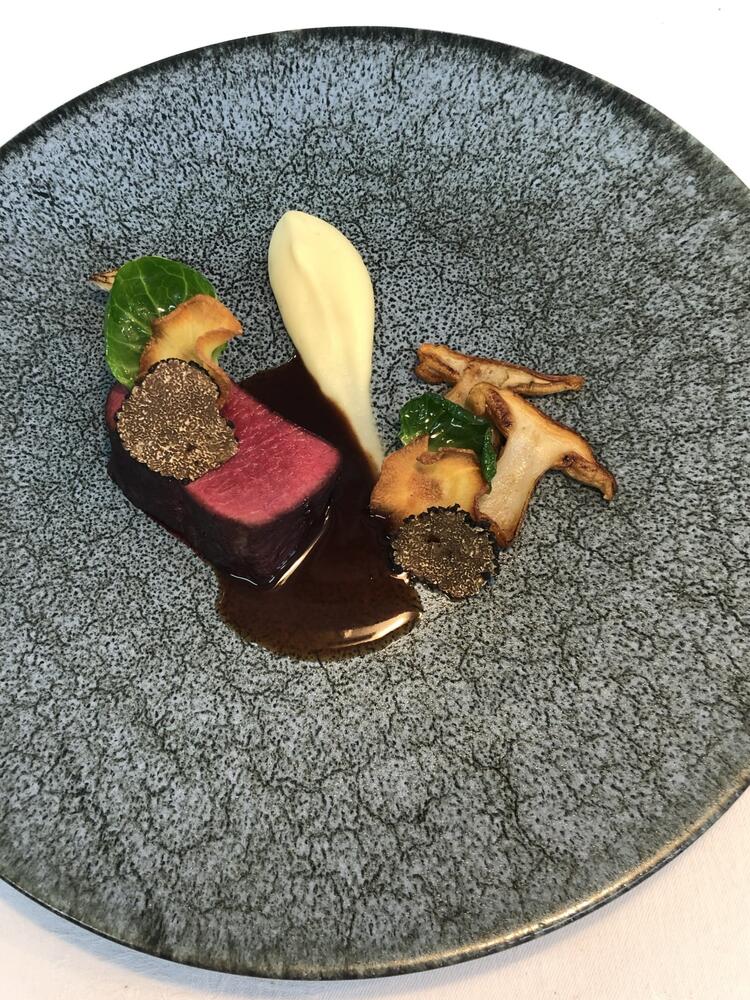 こだわりの食材を炭火で焼き上げます