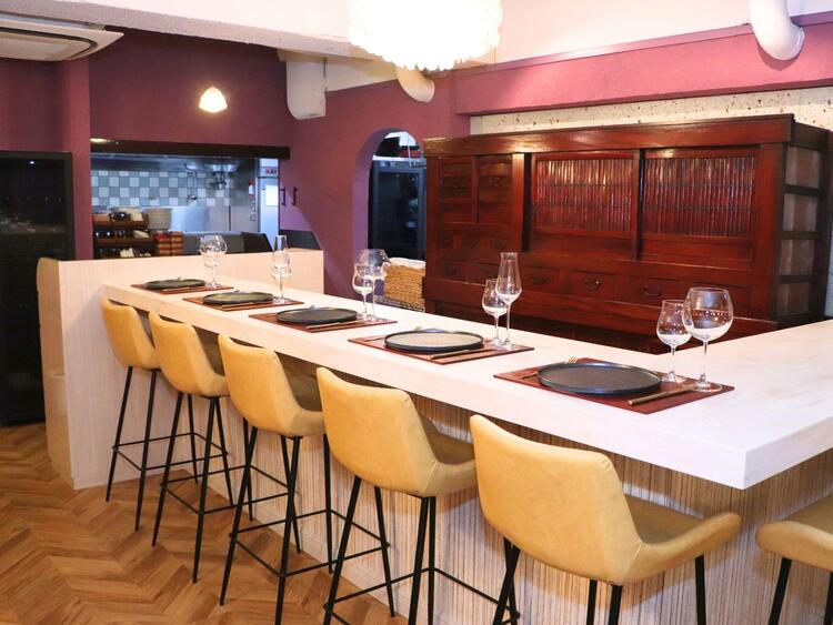 カウンターの奥には水屋箪笥 ※店内