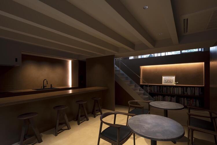 ゆったりと過ごせる落ち着いた地下フロア