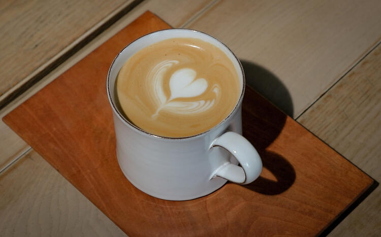 スウェーデンの陶芸家によるこだわりカップ