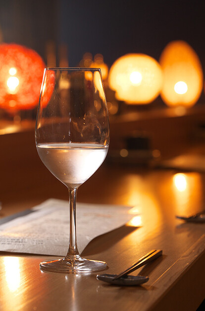 ワイングラスで日本酒を提供！粋な接客を♪