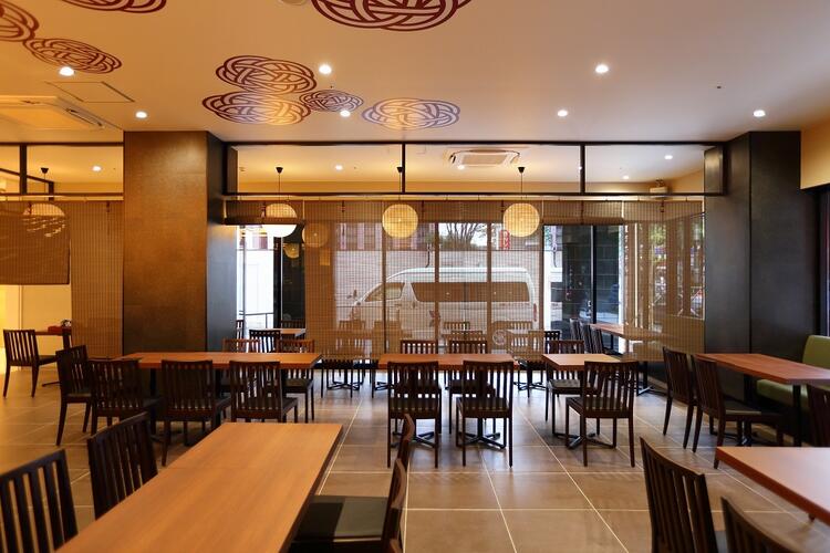 和モダンの落ち着いた店内