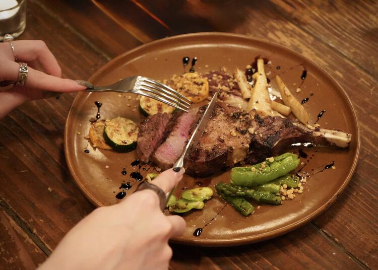 火入れにこだわる、肉料理。